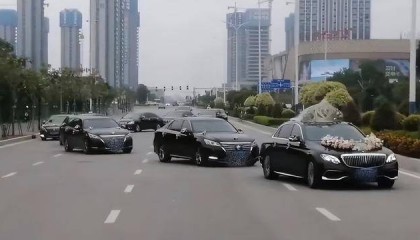 广东茂名10辆婚车在机动车道S形走位，交警：已接到报案，正在处理