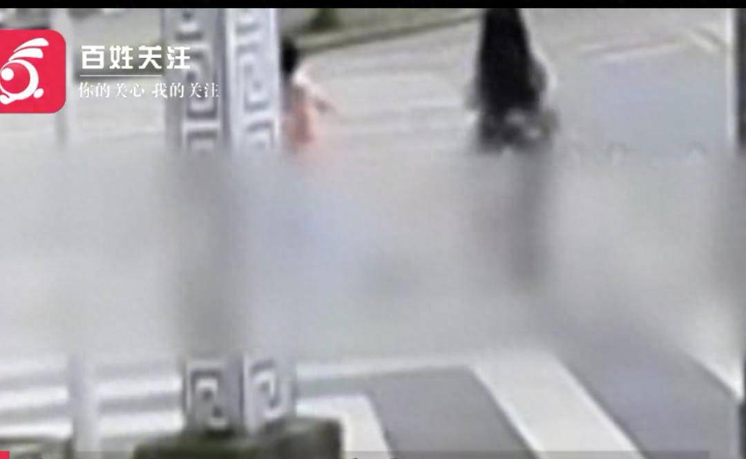 痛心！6岁女孩过马路被撞身亡，绿灯亮起时突然挣脱母亲跑向对面......