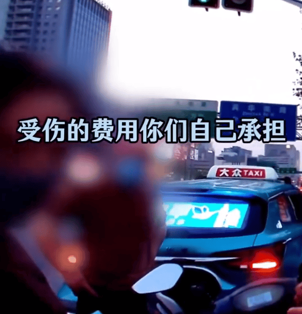 女子闯红灯撞车受伤被定全责！交警：“为什么汽车一定有责任呢？”