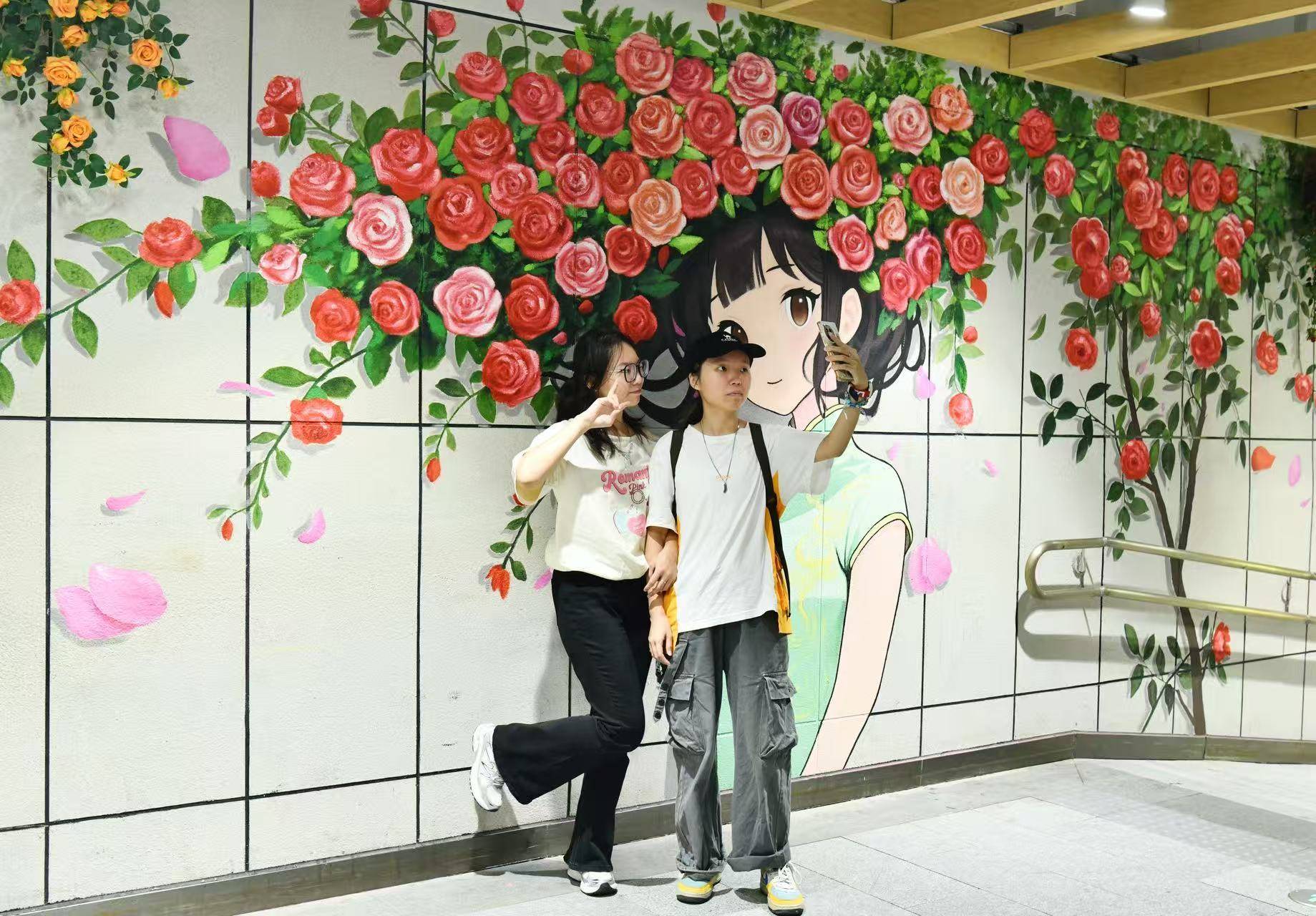 岗厦北现“簪花少女”涂鸦，市民争相打卡