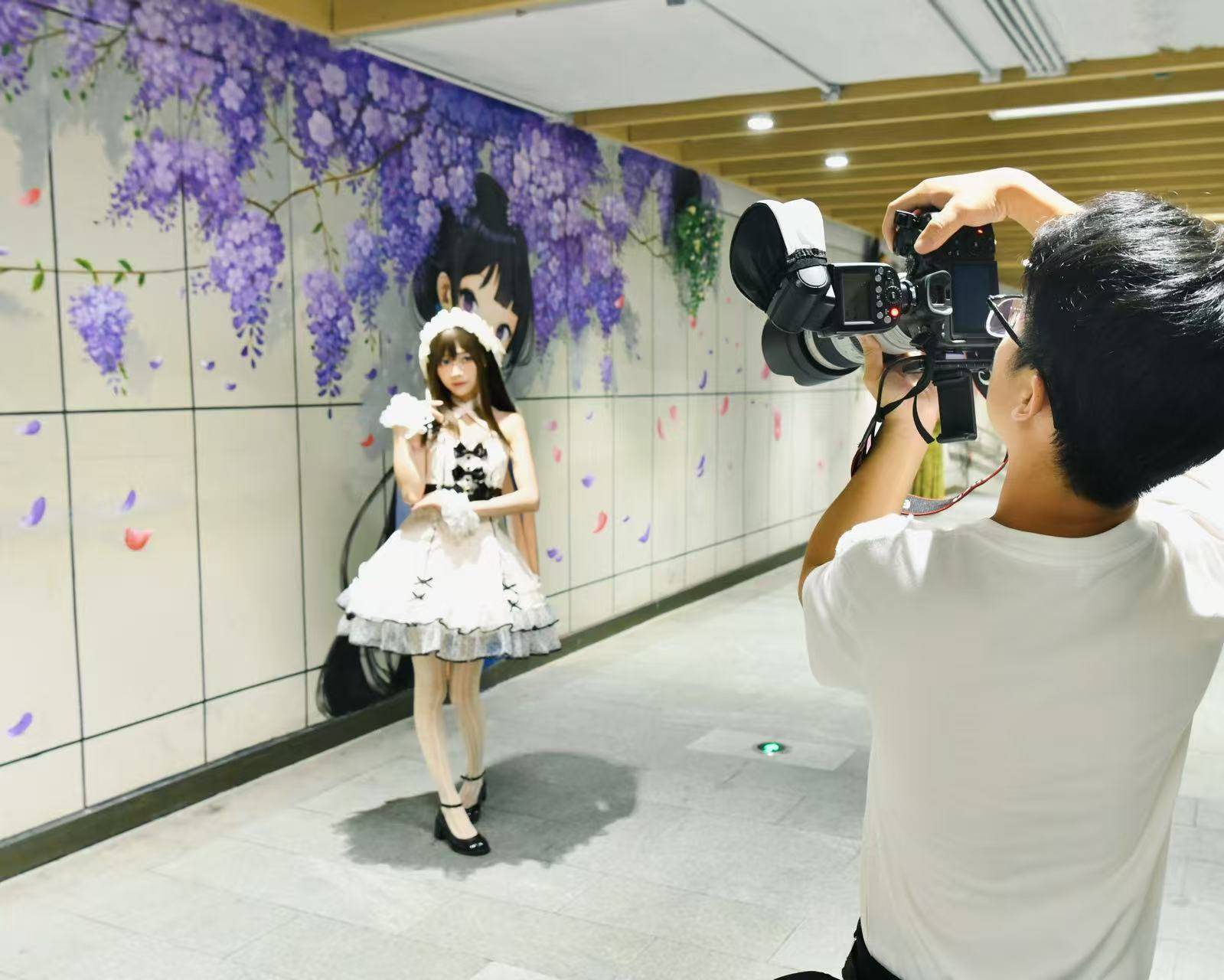 岗厦北现“簪花少女”涂鸦，市民争相打卡
