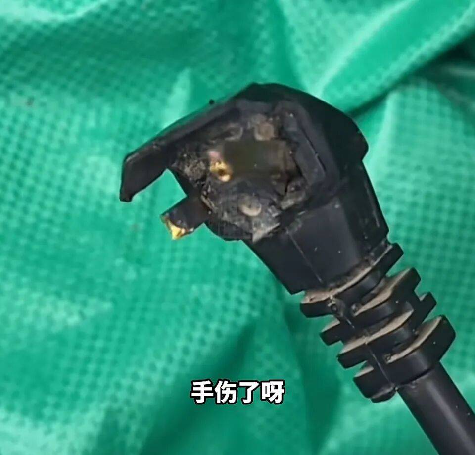 一瞬间手被烧熟,金手镯被电碎!女子给电动车充电,不慎碰到充电口受伤