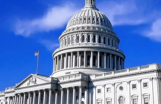 特朗普又变卦了?美方逼中国“二选一”,中国还没表态,美国民众遭不住了,华盛顿罕见一幕上演!