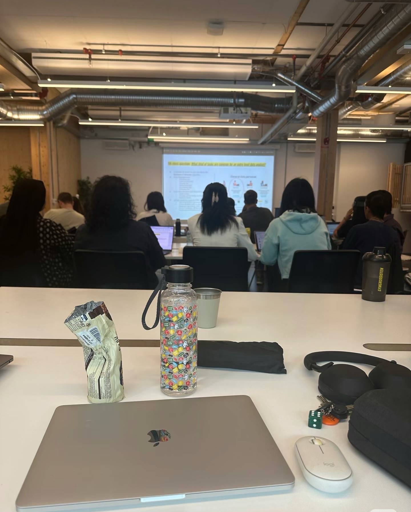 放弃考编出国学汽修 男子第一年想赚18万