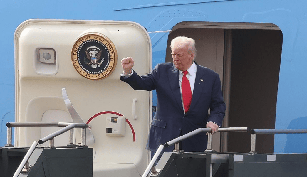 特朗普承认中美平起平坐,当面称中方不好对付,中方只说了12个字