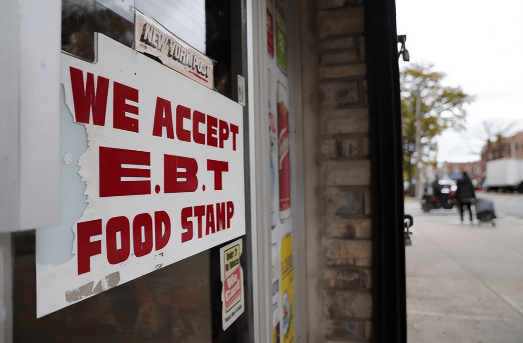 特朗普对华让步的原因找到了?支持率暴跌4%,回国还遭遇两连暴击